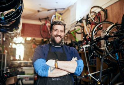 Fietsenmaker in een fietsenwinkel