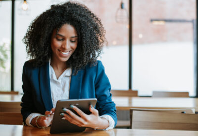 Vrouw aan het werk op haar tablet