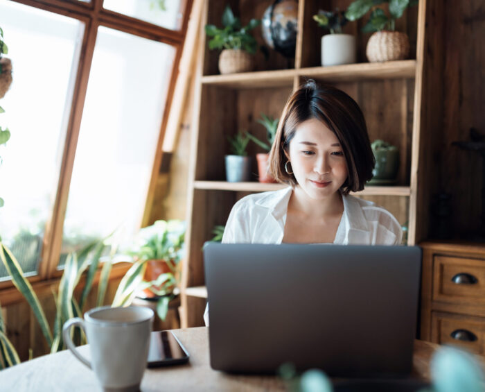 Vrouw aan het werk achter haar laptop