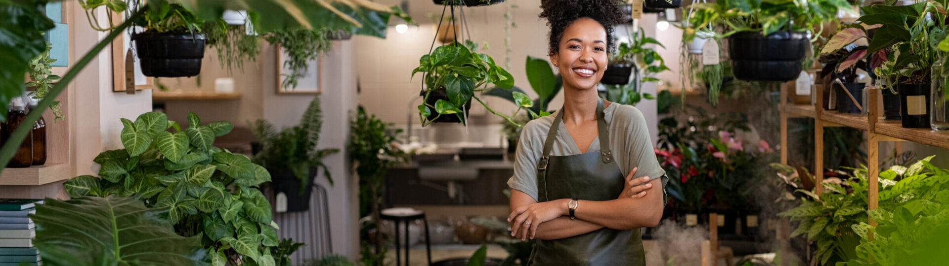 Vrouw aan het werk in een plantenwinkel