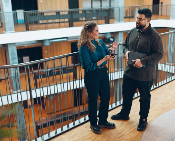 Twee collega's die op kantoor in gesprek zijn