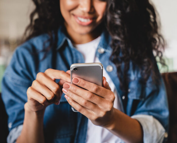 Vrouw die bezig is op haar telefoon