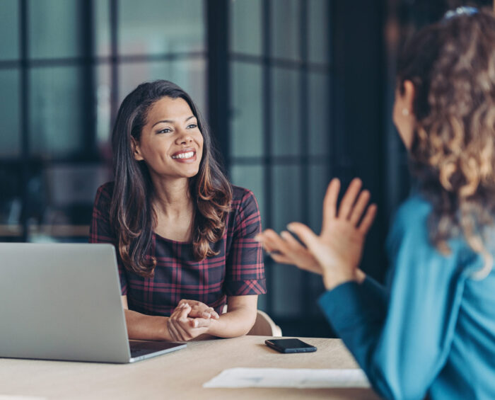 Twee vrouwen in overleg over financiële data