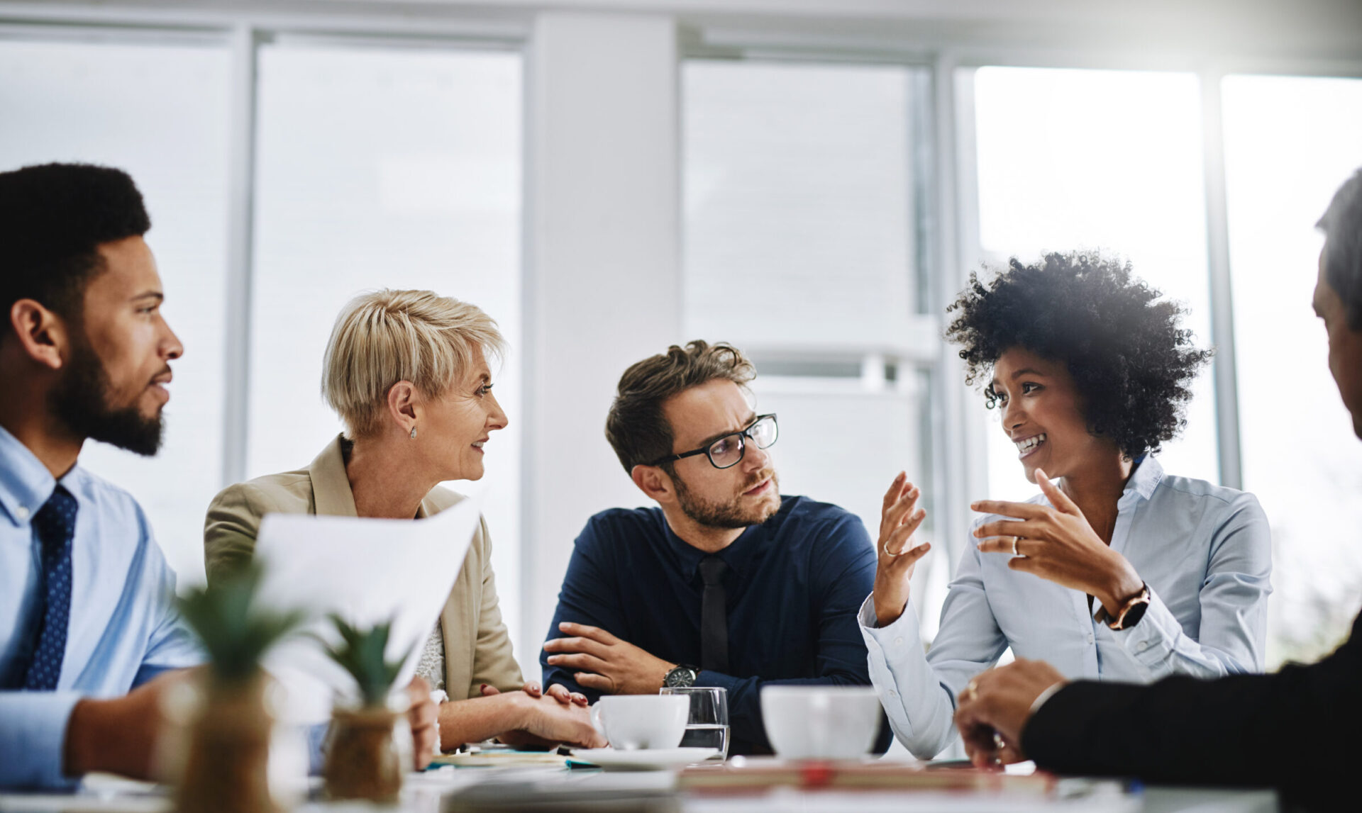 Collega's in gesprek tijdens een meeting