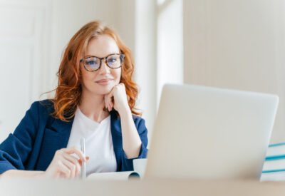 Vrouw achter haar laptop