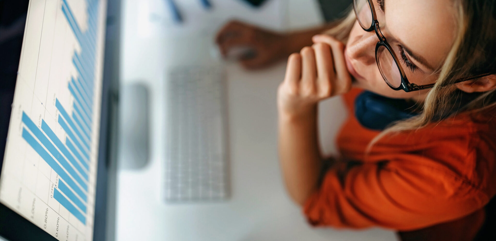 Vrouw die naar data kijkt op haar computer