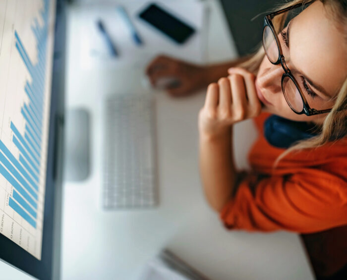 Vrouw die naar data kijkt op haar computer