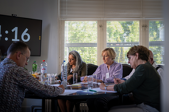 Klanten zitten aan tafel te brainstormen