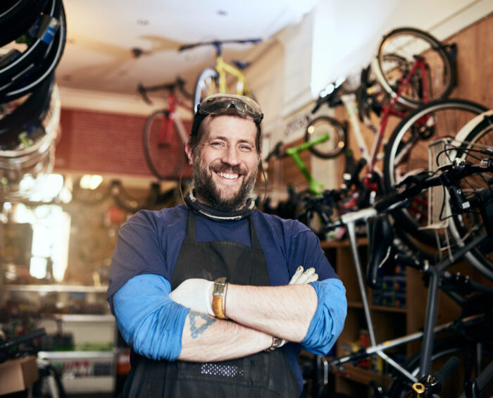 Fietsenmaker in een fietsenwinkel