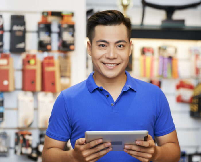 Verkoopmedewerker aan het werk op zijn tablet in de winkel