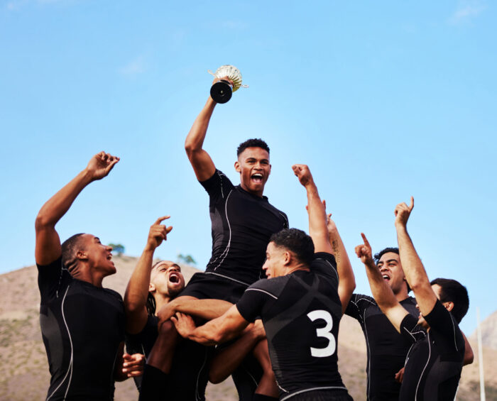 Juichend sportteam na het winnen van een beker