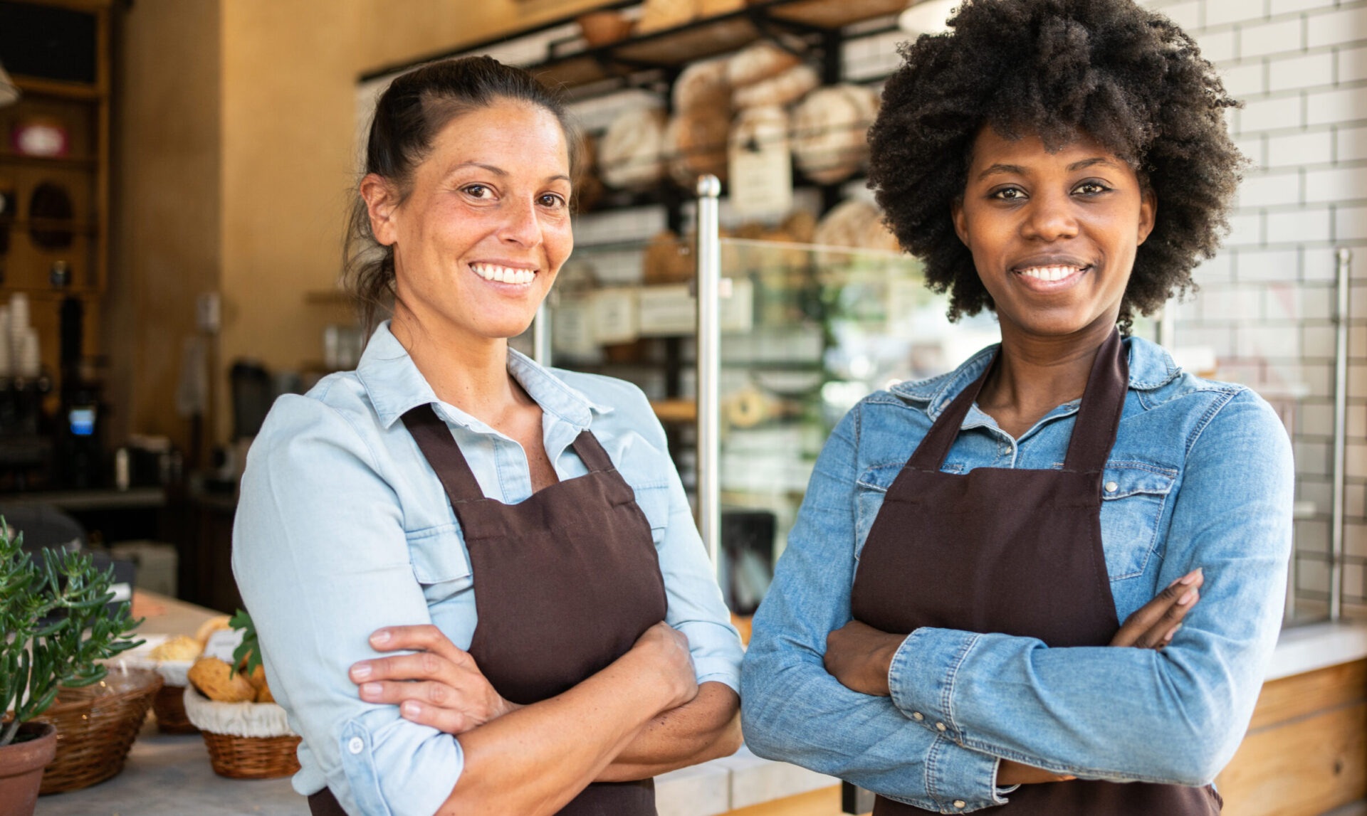 Twee bakkersmedewerkers in de bakkerszaak