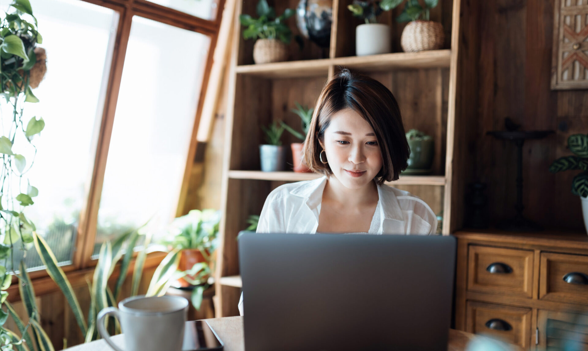 Vrouw aan het werk achter haar laptop