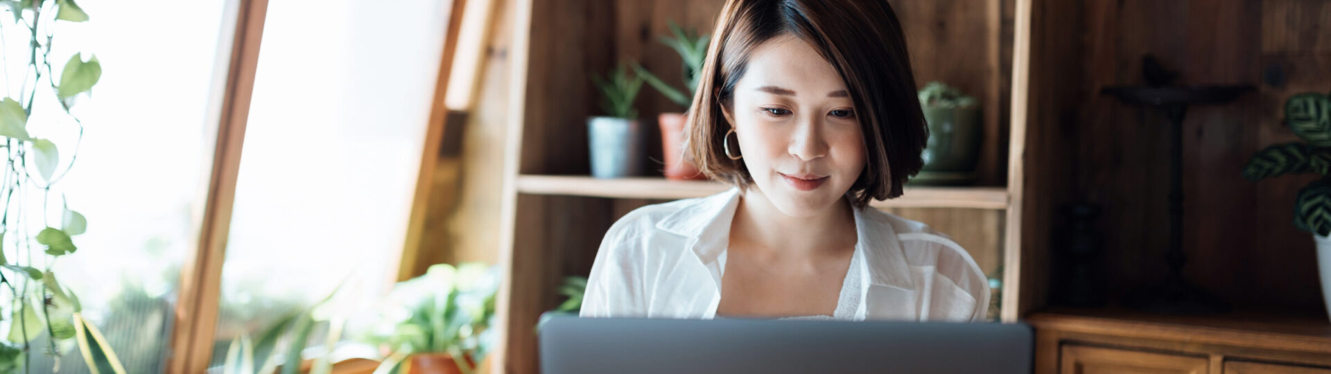 Vrouw aan het werk achter haar laptop