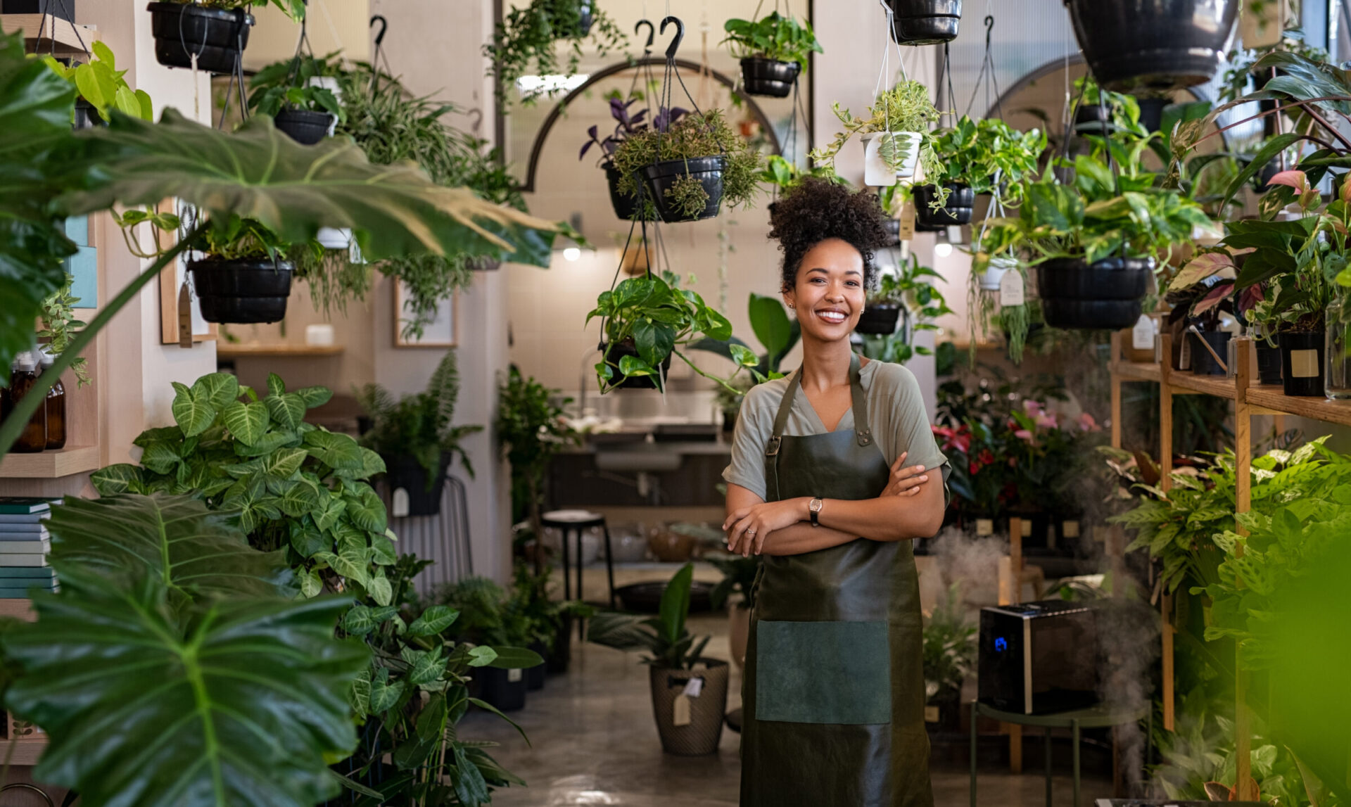 Vrouw aan het werk in een plantenwinkel