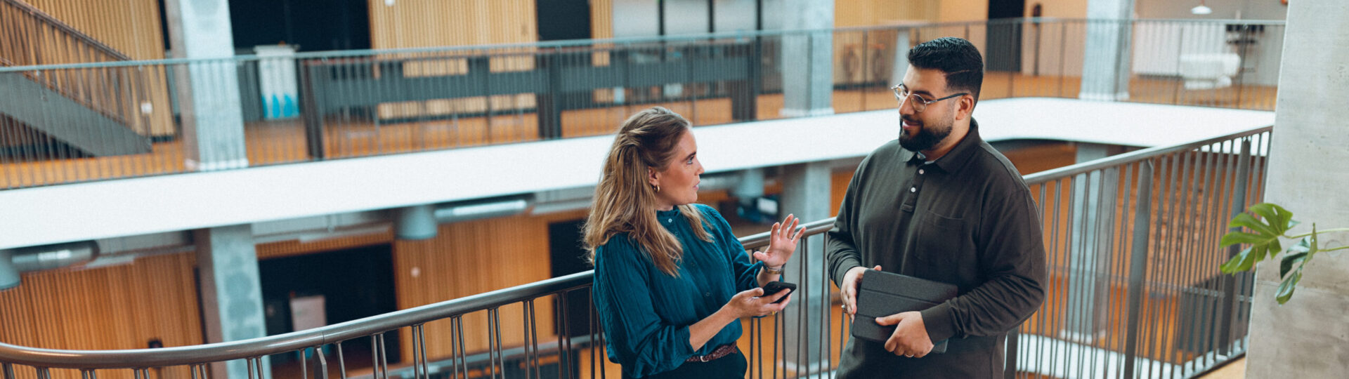 Twee collega's die op kantoor in gesprek zijn