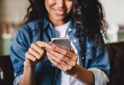 Vrouw die bezig is op haar telefoon