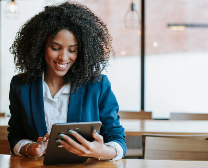 Vrouw aan het werk op haar tablet