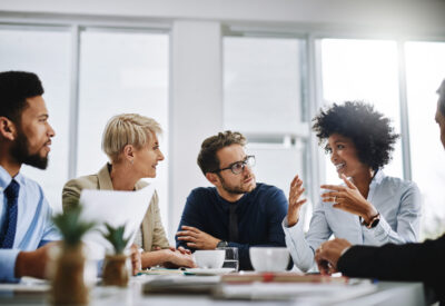 Collega's in gesprek tijdens een meeting