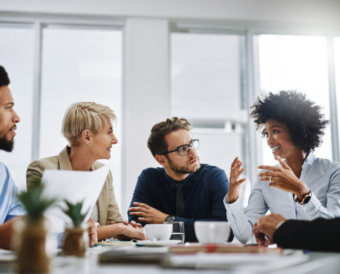 Collega's in gesprek tijdens een meeting