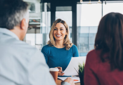 Drie mensen in gesprek met elkaar