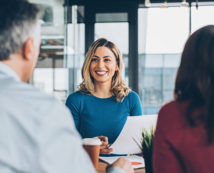 Drie mensen in gesprek met elkaar