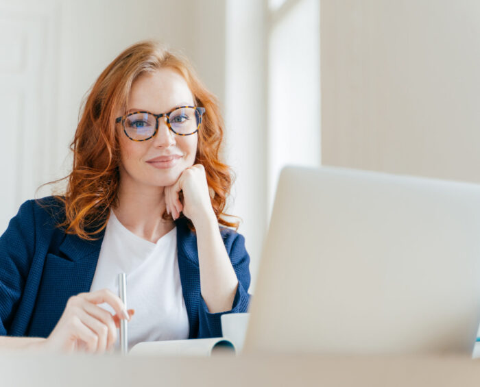 Vrouw achter haar laptop