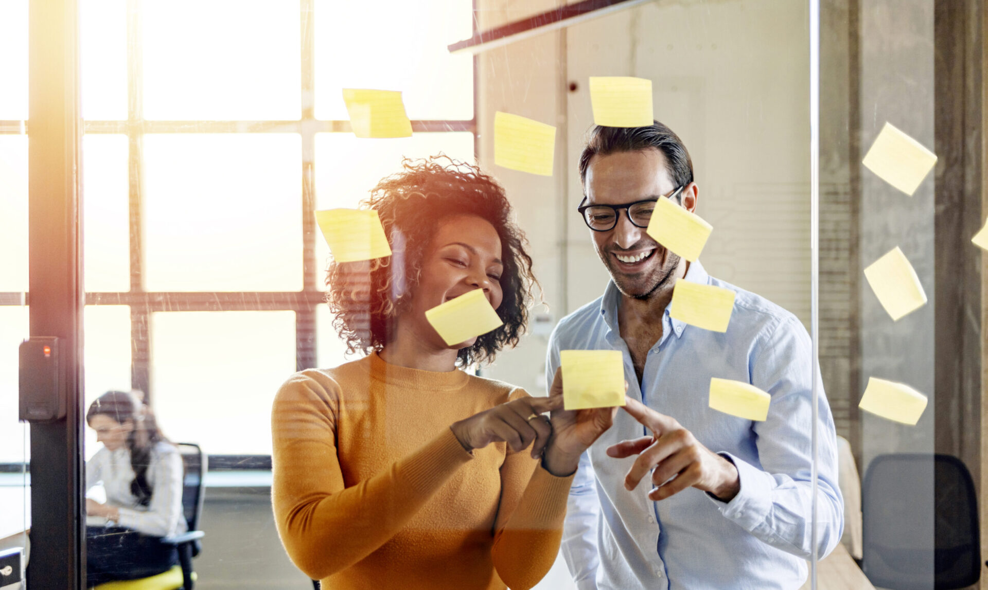 Collega's die samen brainstormen met post-its