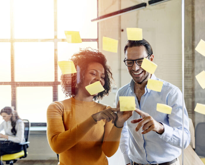 Collega's die samen brainstormen met post-its