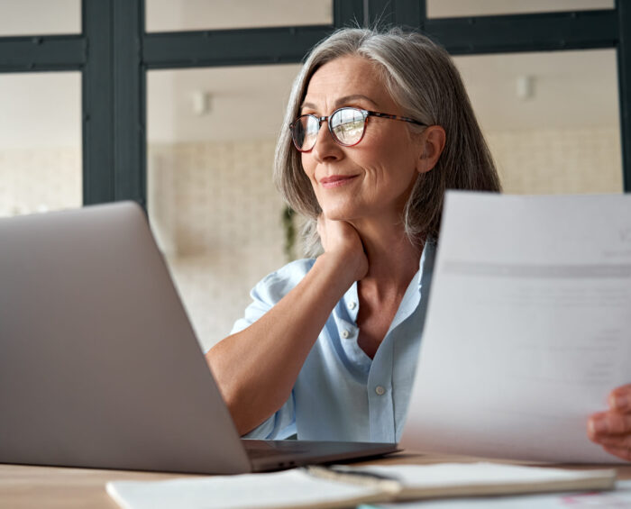 Vrouw aan het werk achter haar laptop